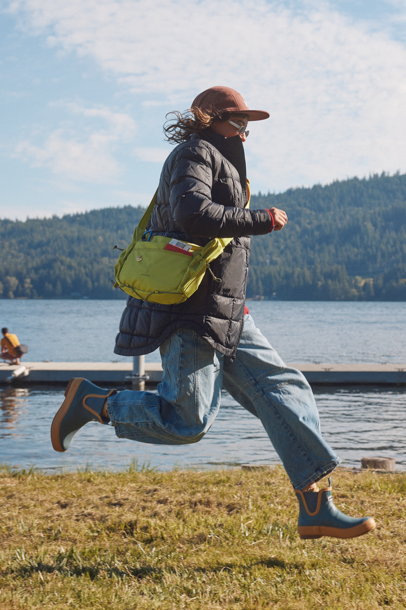 Viaje 9L Shoulder Bag